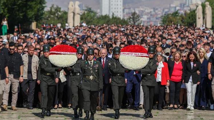 CHPden Anıtkabir ziyareti: Kılıçdaroğlu, Anıtkabir Özel Defterini imzaladı