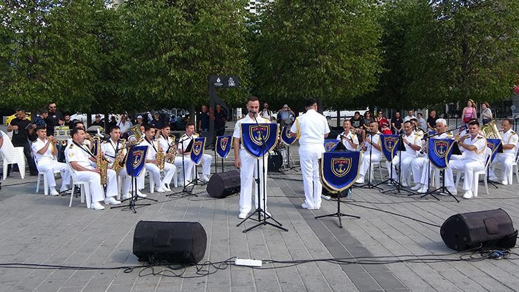 Kuzey Deniz Saha Komutanlığı Bandosu Taksim Meydanında konser verdi