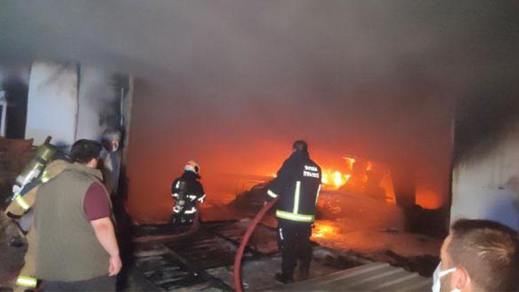 Bursada mobilya imalathanesinde yangın 3 kişi dumandan etkilendi