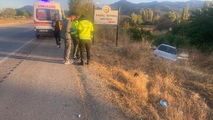 Sürücüsünün kontrolünü kaybettiği otomobil ağaca çarptı :2 yaralı