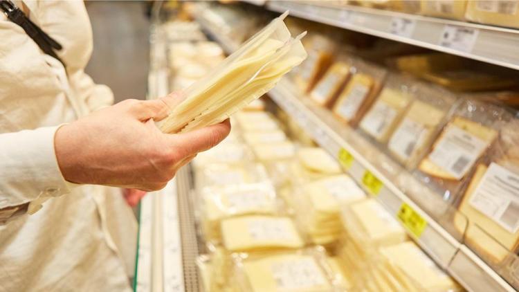 Market raflarında sıklıkla görüyoruz... Tost peyniri hakkında merak edilenleri uzmanına sorduk | 5 SORU 5 YANIT