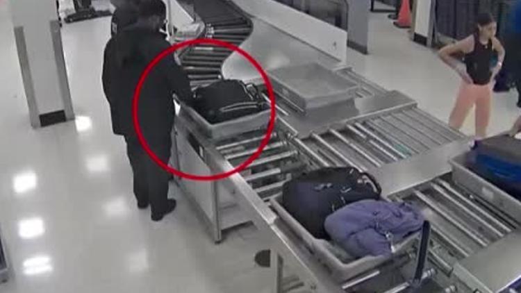 Kameralara yakalandı: Havalimanındaki güvenlik görevlisi yolcu çantasından para çaldı