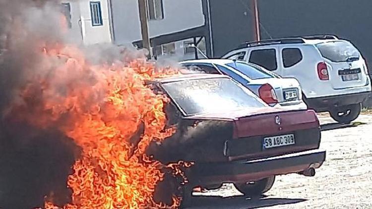 Elazığ’da park halindeki otomobil alev alev yandı