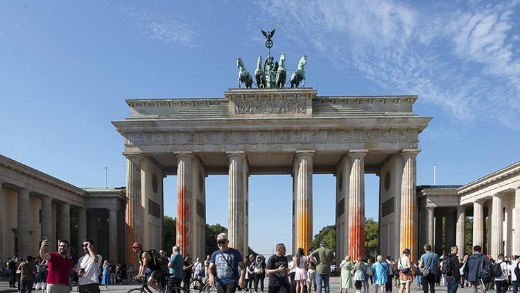 İklimcilerden Brandenburg Kapısı’na boyalı saldırı