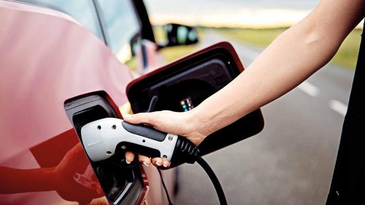 Elektrikli araç fiyatları benzinliyle eşitleniyor