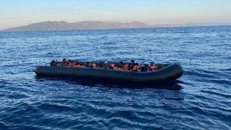 Dikilide lastik botta 40 kaçak göçmen yakalandı