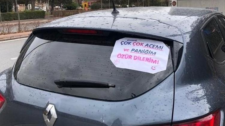 Sürücünün astığı yazı gülümsetti: Çok çok acemi ve paniğim özür dilerim