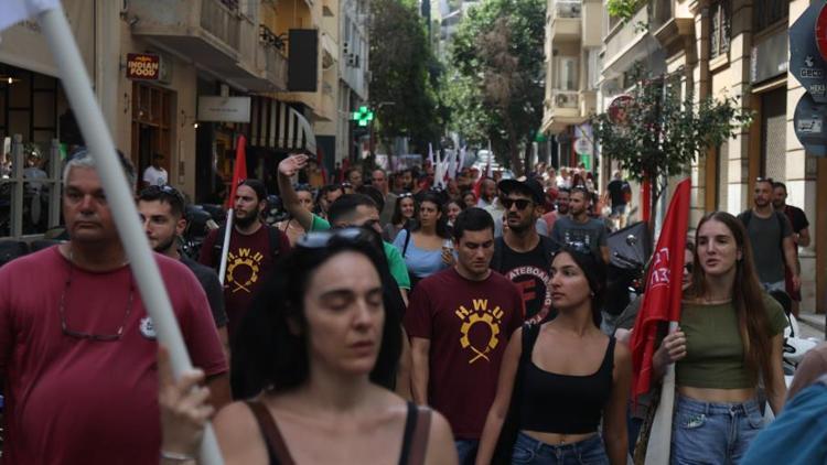 Yeni çalışma yasa tasarısı Yunanistanda çalışanları sokağa döktü