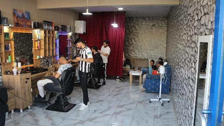 Bingöl’de iş yerine gelen yaşlı ve engellileri ücretsiz tıraş ediyor