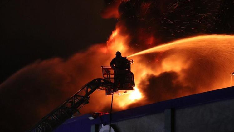 Sakarya’da korkutan fabrika yangını: 4 saatte söndürüldü