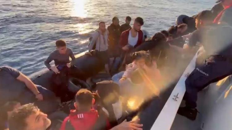 Kuşadası açıklarında lastik bottaki düzensiz göçmenler yakalandı