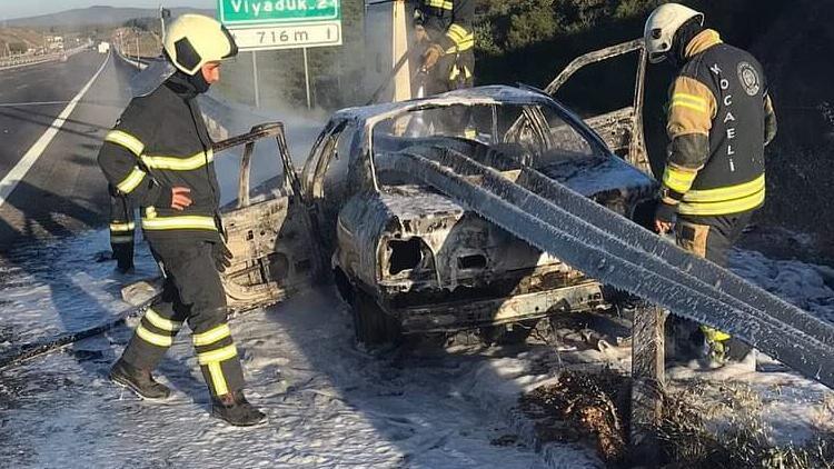 Bariyerlere çarpan araç alev alev yandı: 3 kişi kendi imkanlarıyla çıkıp kurtuldu