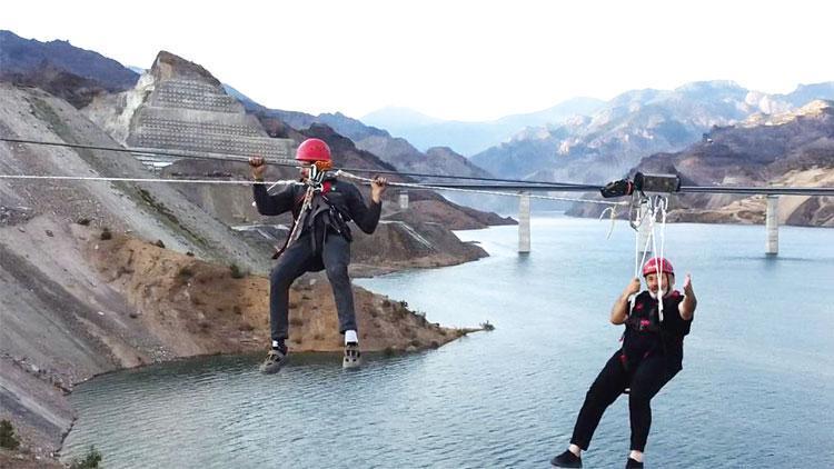 Başkan ‘zipline’da mahsur kaldı