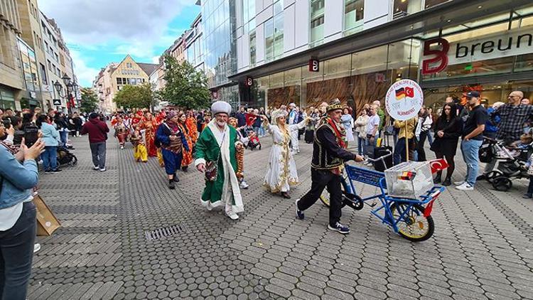 Nürnberg sokakları ‘Altın Kızlar’la şenlendi