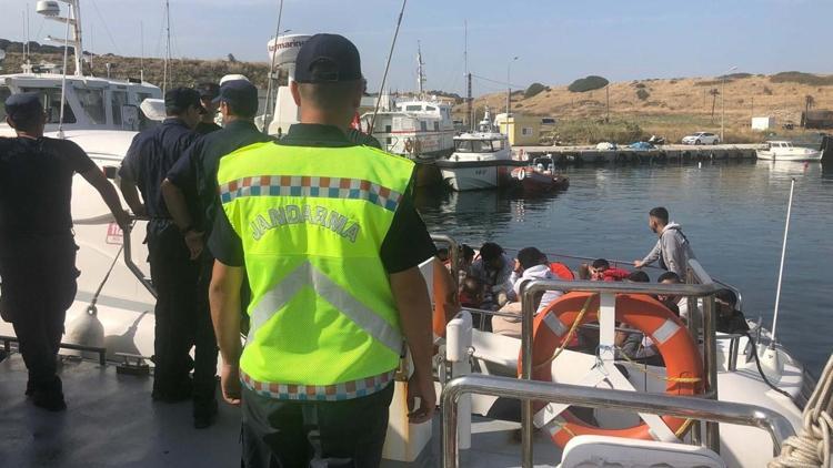 Yelkenli teknede 25 kaçak göçmen yakalandı Kaptan baygın halde bulundu