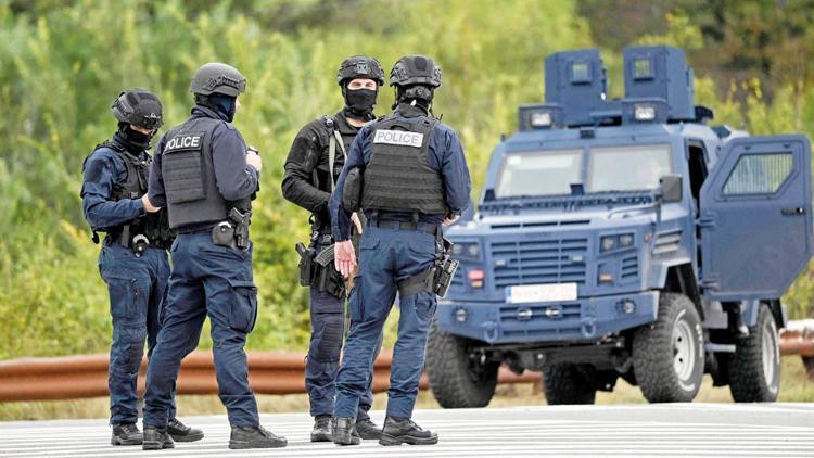 Kosova’da ‘ateşle oyun’... Sırp grup polisi hedef aldı
