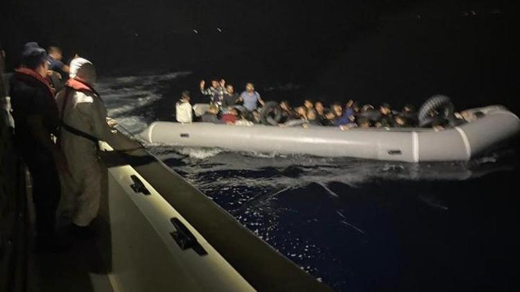 Ayvalık açıklarında lastik botlarda 86 düzensiz göçmen yakalandı