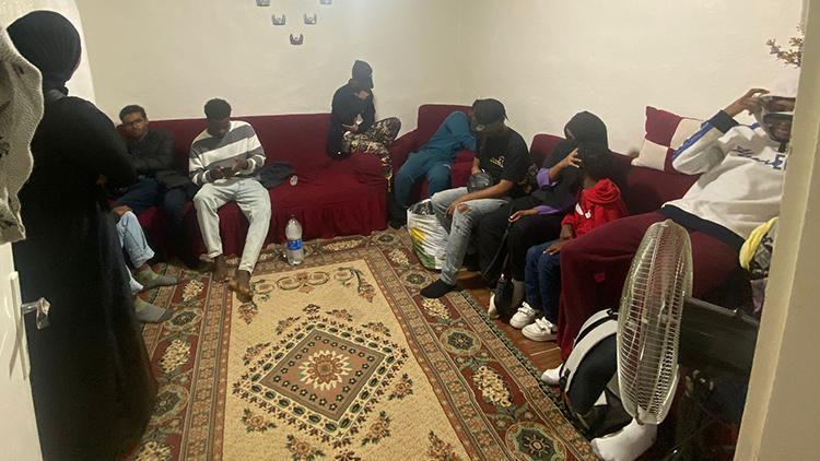 İzmirde kaçak göçmen operasyonu: 16 kişi evde yakalandı