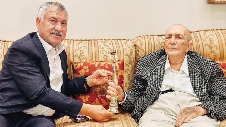 ‘Bay Sinema’ Türker İnanoğluna ödülü verildi