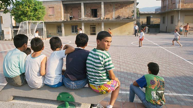 İtalyada mafyanın elinden kurtarılan çocuklar kamuoyunu ikiye böldü... Peki nasıl sonuçlar elde edildi Önemli olan onlara farklı bir hayatın da mümkün olabileceğini göstermek