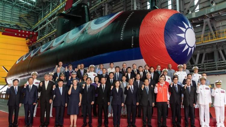 Tayvan Çini kızdıracak...İlk yerli denizaltı prototipi suya indi