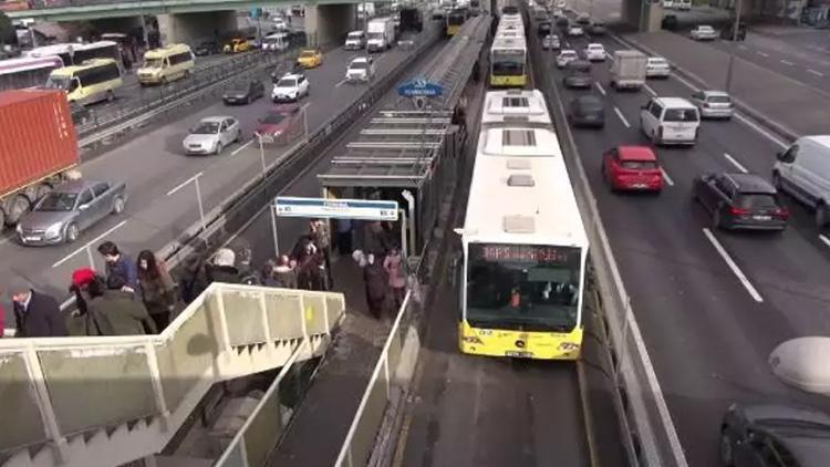 1 Ekim metrobüs seferleri çalışıyor mu Küçükçekmece durağında kaza İşte metrobüs seferlerinde son durum...