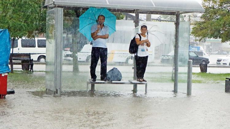 İstanbul’da metrekareye 221 kg yağmur düştü... Sağanak bugün de devam edecek