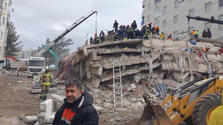 Diyarbakır’da depremde 100 kişinin can verdiği binanın 2 müteahhidi için istenen ceza belli oldu