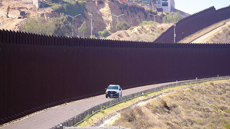 Biden’dan göç politikasında geri adım... Meksika sınırındaki duvar uzatılacak
