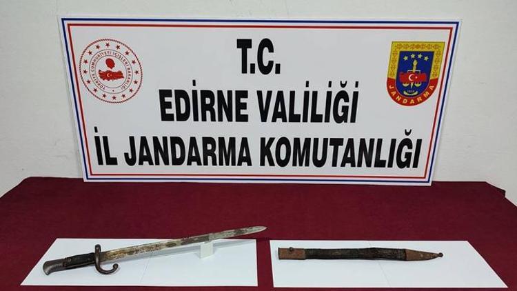 Edirnede kaçakçılık operasyonu: 150 yıllık kılıç ele geçirildi