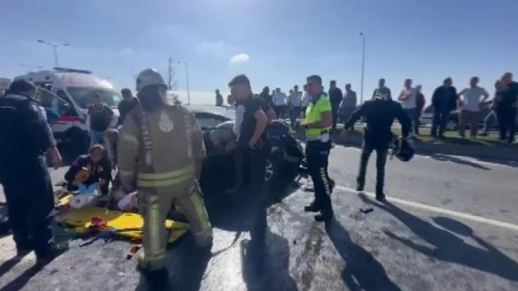 Sultangazide feci kaza: İki araç kafa kafaya çarpıştı