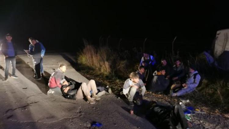 Vanda kaçak göçmenleri taşıyan minibüs devrildi Sürücü ve 4 kaçak göçmen kaçtı, 20 yaralı