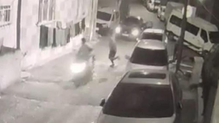 Eyüpsultan’da silahlı çatışma: Motosikletle otomobilin önünü kesip kurşun yağdırdılar