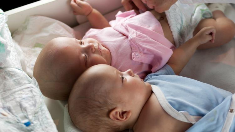 Bu bebeklerin anneleri onlardan (teknik olarak) sadece üç yaş büyük! Embriyo dondurma işlemi hakkında merak edilenler | 7 SORU 7 YANIT
