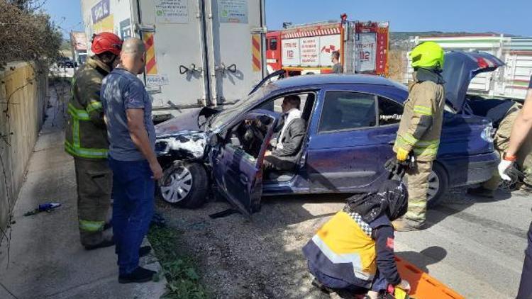 Erdek’te kamyonete çarpan otomobilin sürücüsü yaralandı