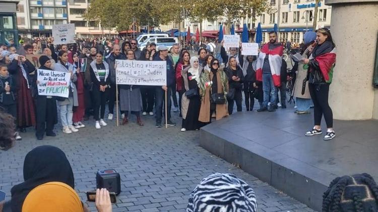 Köln’de İsrail karşıtı protesto