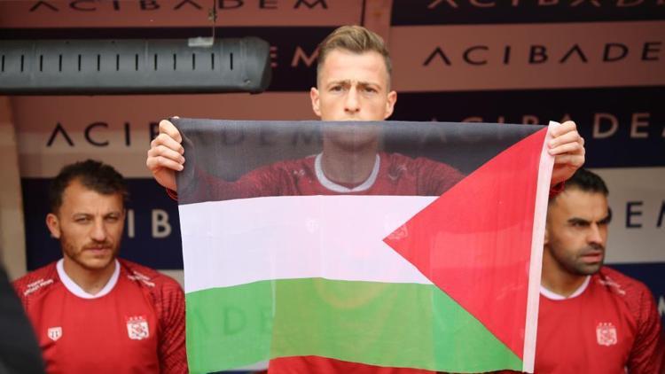 Sivassporlu Hakan Arslan, yedek kulübesinde Filistin bayrağı açtı