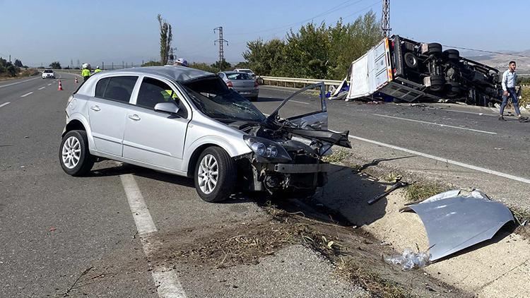 Manisada feci kaza Kamyon ile otomobil çarpıştı