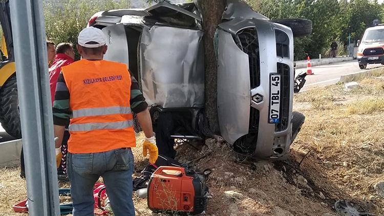 Burdurda feci kaza: Ağaca çarpan araçtaki baba ile oğlu hayatını kaybetti