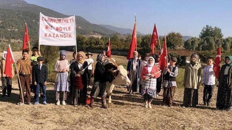 Cumhuriyetin 100üncü yılında tarihi fotoğrafı canlandırdılar