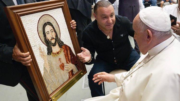 Papa’ya ‘Kutsal Kalp’ tablosu armağan etti