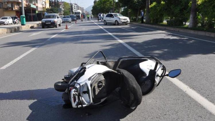 Yaya geçidinde otomobilin çarptığı motosikletli yaralandı