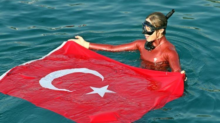 Şahika Ercümen, Cumhuriyet için Türk bayrağını denizde dalgalandırdı