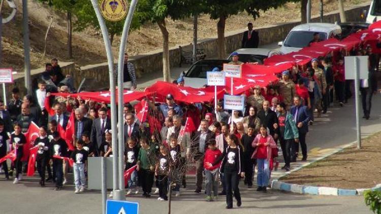 Gercüş’te Cumhuriyetin 100’üncü yılında, 100 metrelik bayrakla yürüyüş