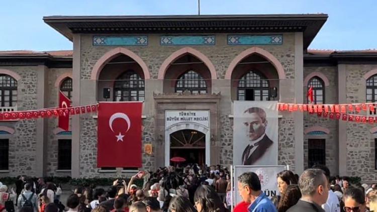 Bakan Ersoy duyurdu: Cumhuriyet Müzesinde ziyaretçi rekoru