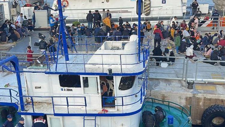 Seyir halindeki balıkçı teknesinde 120 kaçak göçmen yakalandı