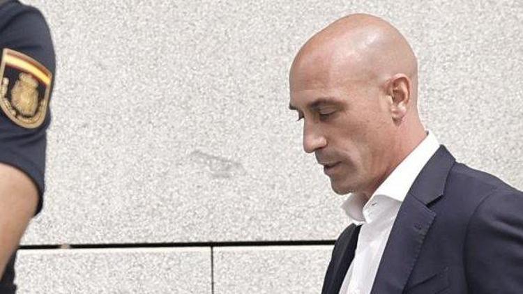 FIFA’dan Luis Rubiales’e 3 yıllık ceza Törende Hermosoyu dudağından öpmüştü...