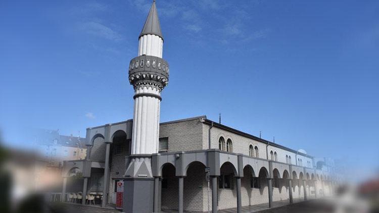 Almanya’da üç camiye çirkin saldırı