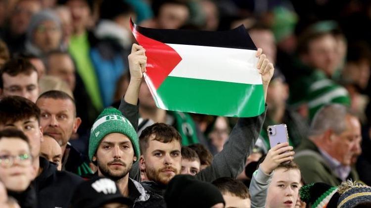 Celtic, Filistin bayrağı açan taraftarlarına yasak koydu