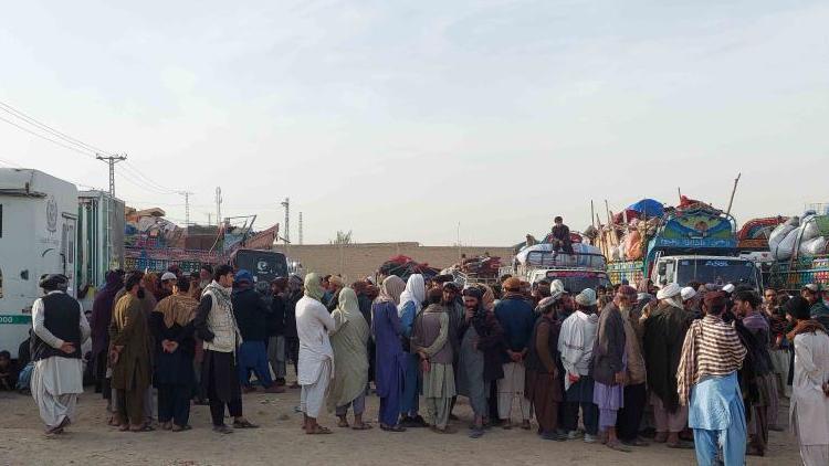 Süre sona erdi, Pakistan’daki binlerce Afgan mülteci ülkesine dönüyor